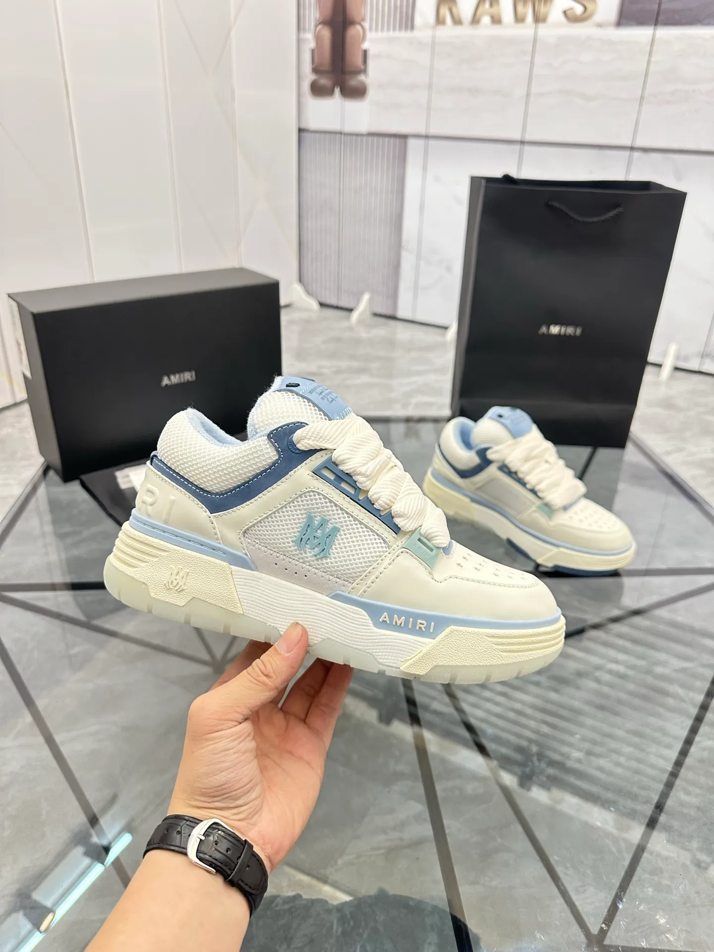 Men's shoes: 💰P720¥ Guangzhou top quality Product trademark: AMIRI* "Amir*" low-top casual shoes Regular size: 39-44 (can be customized to 45) Product materials: upper imported first-layer cowhide stitching original material, breathable lining, original outsole. Number: 525